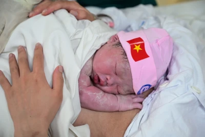 Việt Nam tính chi tiền, siết phạt để lập cân bằng giới tính khi sinh