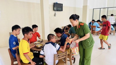 Đong đầy yêu thương với "Nồi súp nghĩa tình" của Công an Phường Đăk Cấm tại Trung tâm Công tác xã hội Kon Tum