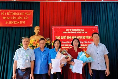 Lễ trao Quyết định cho các viên chức nghỉ hưu tại Trung tâm Công tác xã hội Kon Tum