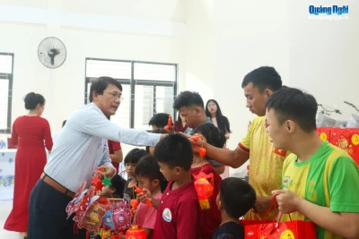 Báo và Phát thanh, Truyền hình Quảng Ngãi tặng quà cho trẻ em tại Trung tâm Công tác xã hội Kon Tum